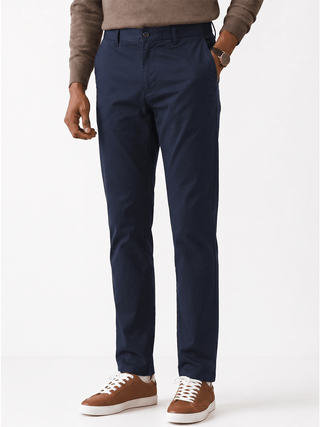 The Regular Fit Travel Chino - Navy